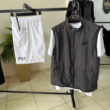 Ensemble ENJI Performance 3 Pièces – T-shirt Blanc, Short Blanc & Gilet Sans Manches Coupe-Vent